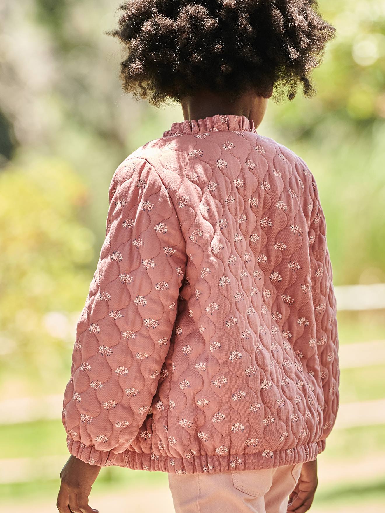 Jaqueta acolchoada com estampa floral para meninas, cor terracota.