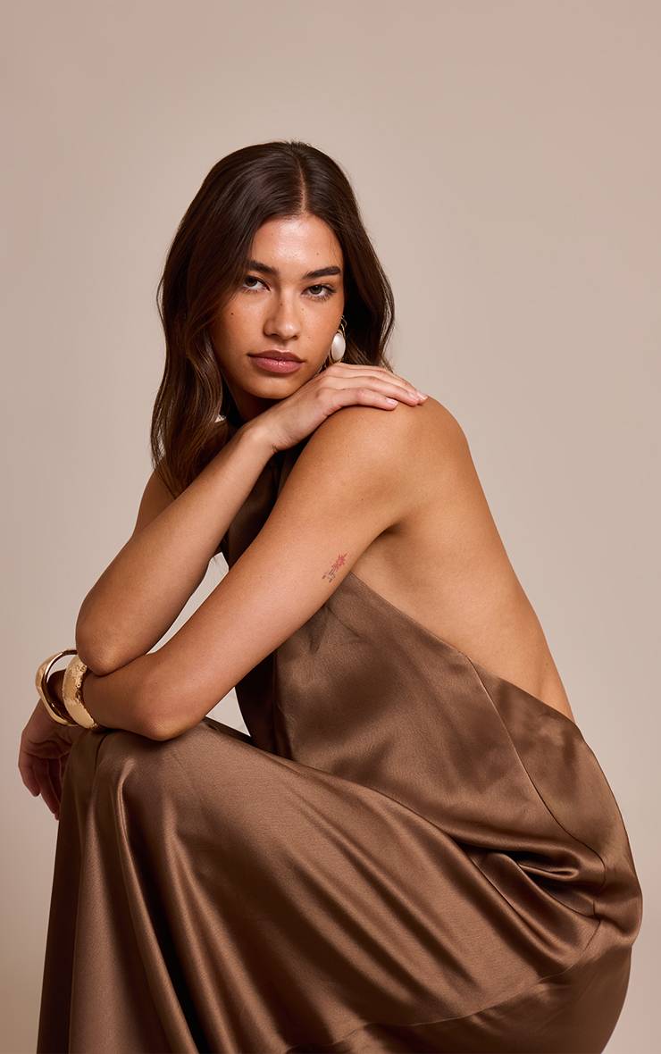 Chocolat Robe Longue En Satin À Col Haut Échancré Et Dos Nu Extrême