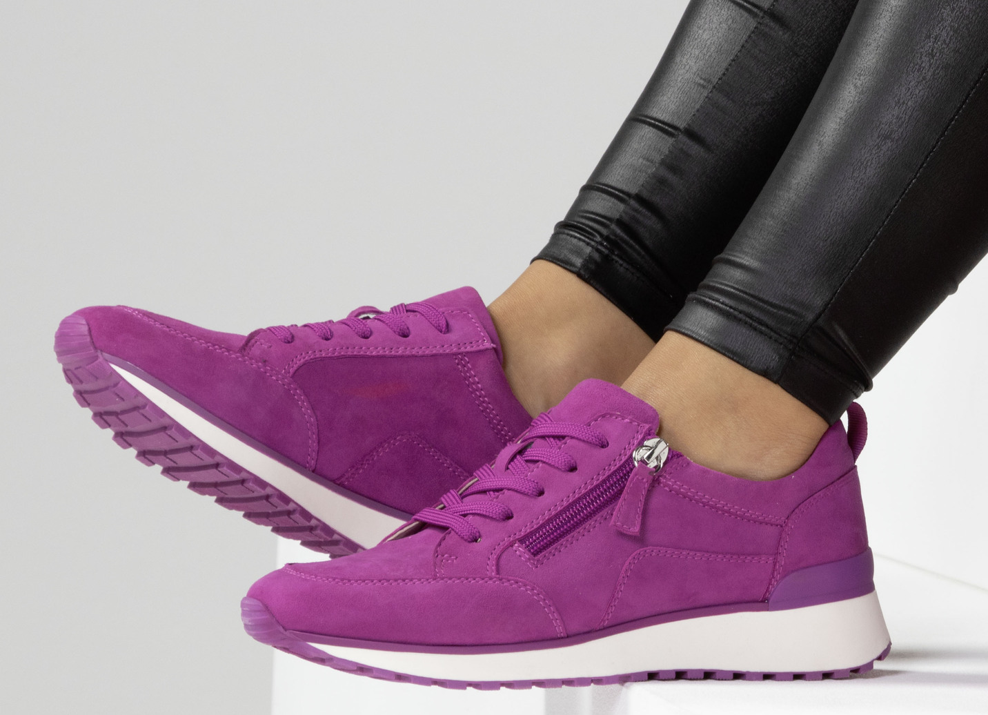 Caprice Sneaker aus Veloursleder