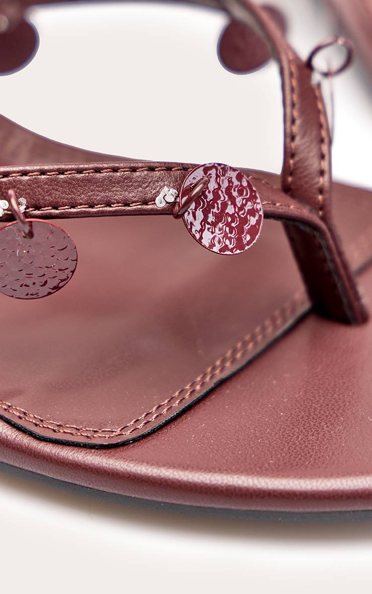 Rouge Bordeaux Mules À Talons Avec Bride Entre Les Orteils Et Détail Pendentif