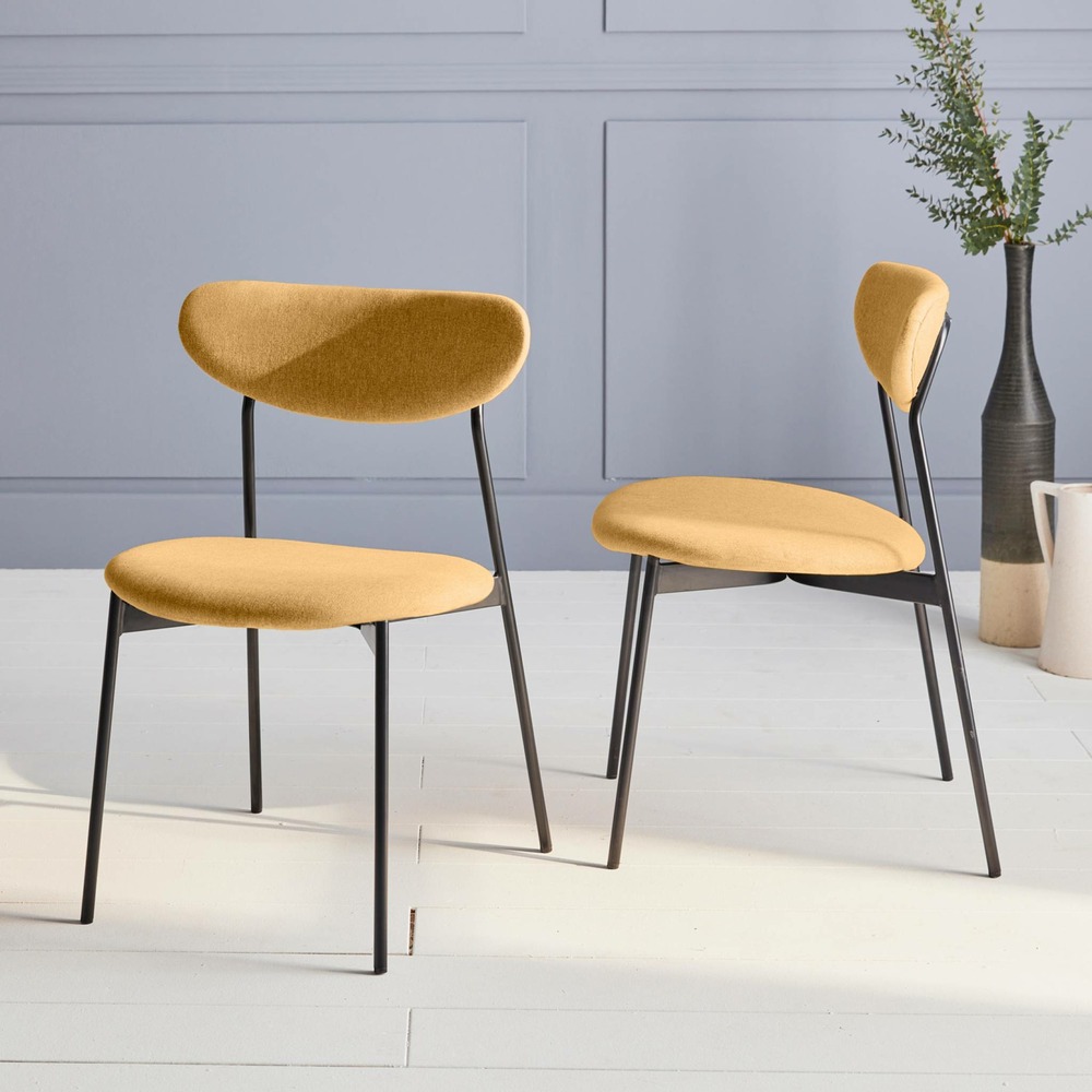 Lot de 2 chaises - arty - scandinaves et vintage. Assise et dossier moutarde. Pieds en acier