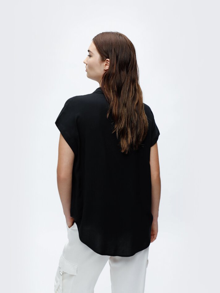 Blusa fluida sem mangas - Preta