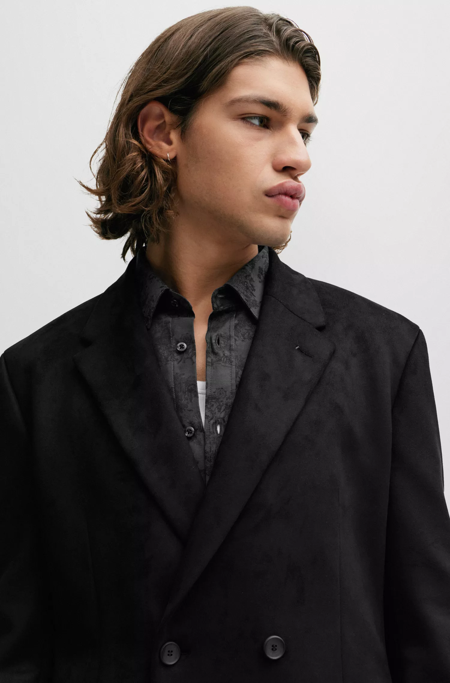 Terno HUGO vermelho, corte slim, em jérsei elástico de alta performance.