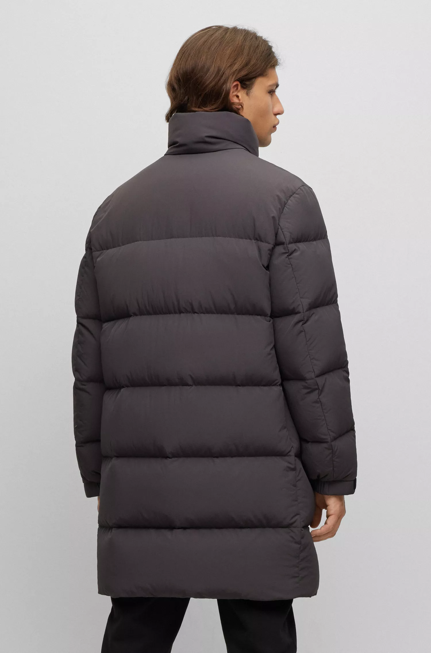 Casaco puffer HUGO vermelho, impermeável, com logotipos sobrepostos.