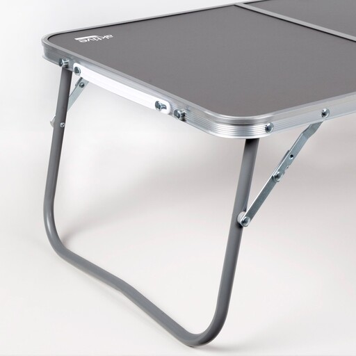 Mesa de camping dobrável Aktive na cor antracite com alças para transporte.