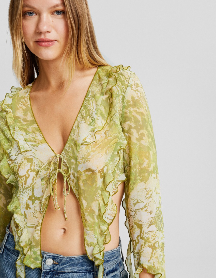 Blusa de chiffon de manga comprida com babados e estampa.