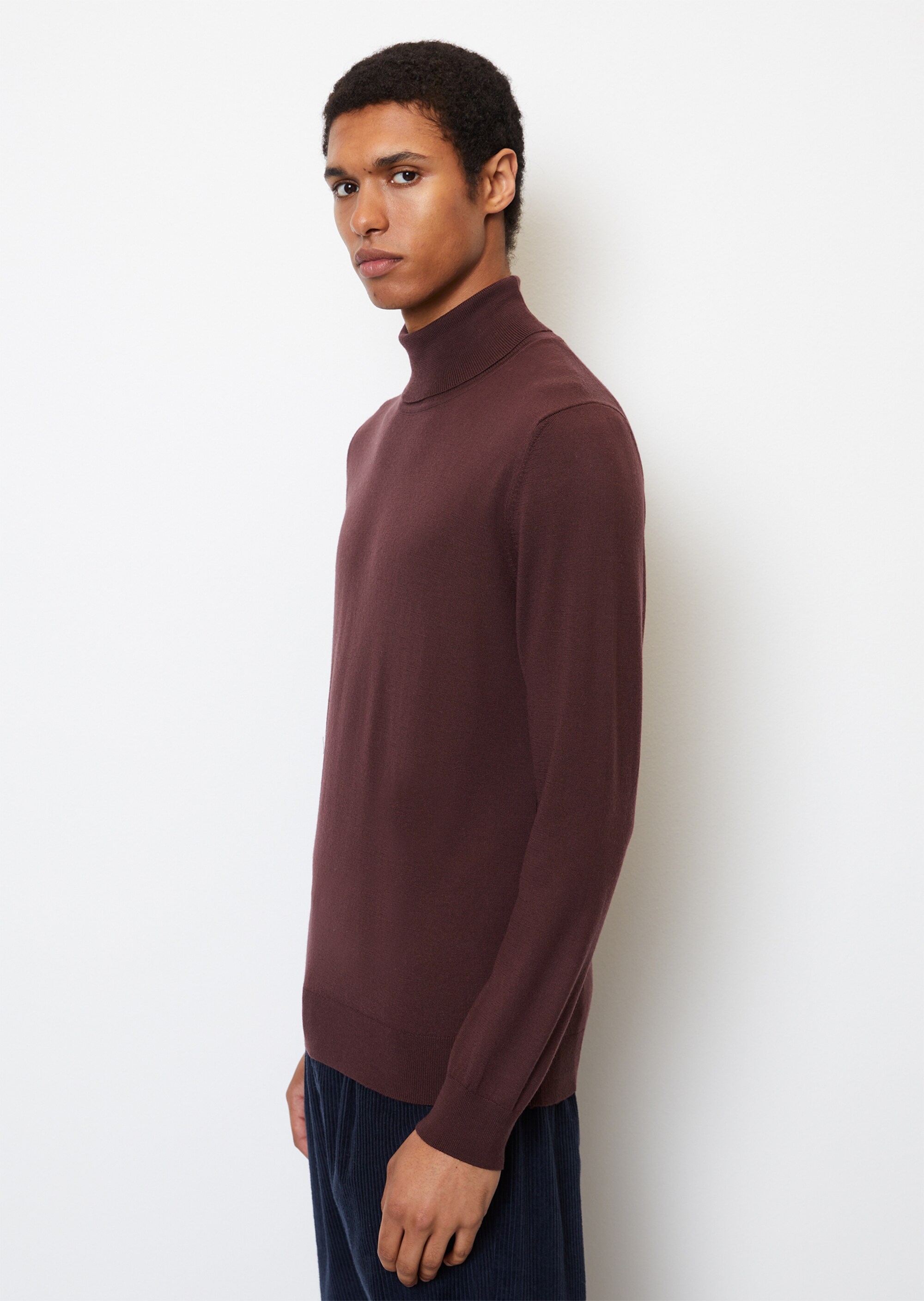 Rollkragen-Pullover shaped aus softer Schurwolle