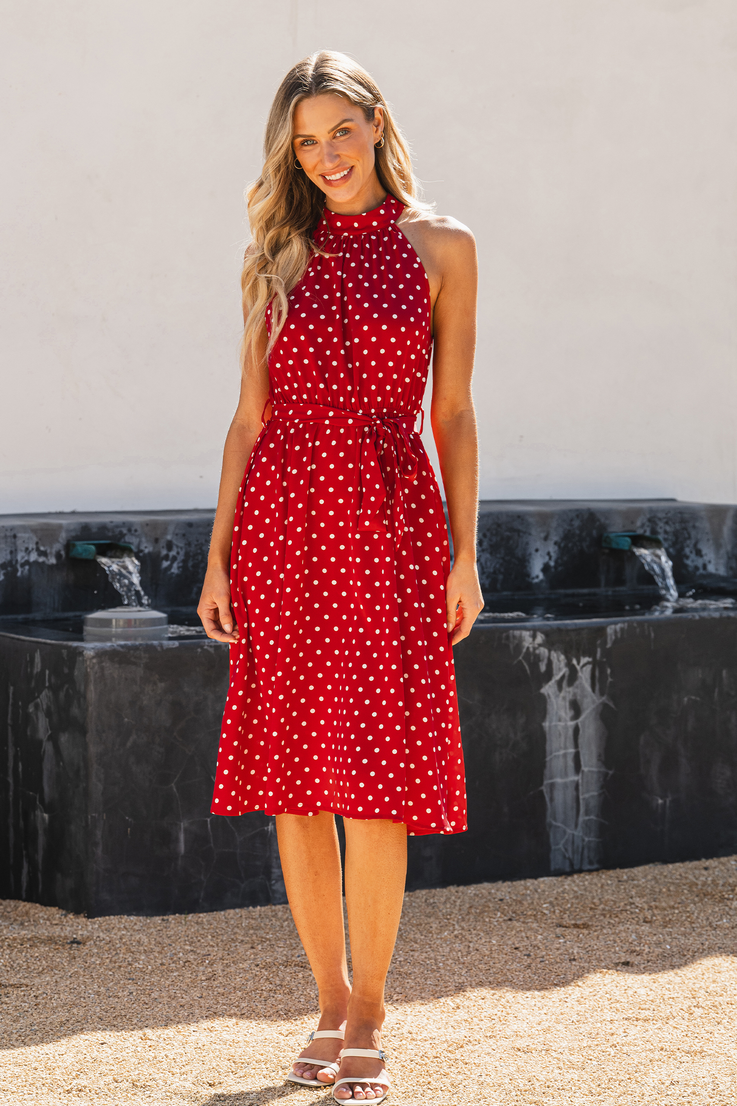 Robe mini sans manches avec col haut à pois rouge