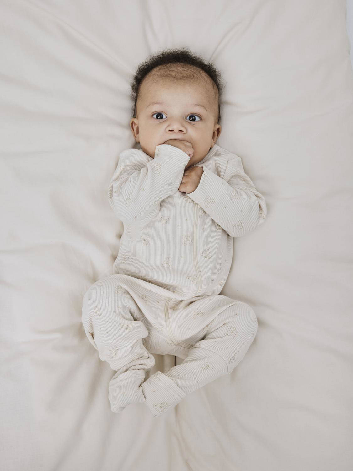 NAME IT baby pyjama met all over print beige/bruin