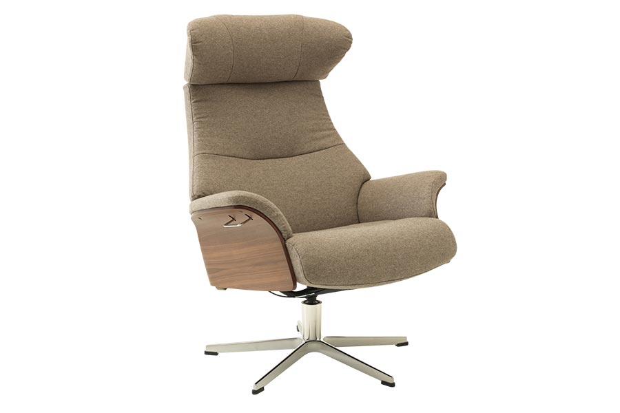 Air lenestol Stol med X-høy rygg. Tekstil Sheford 63 mole. Valnøtt sider. X-høy fot i aluminium med svingretur.