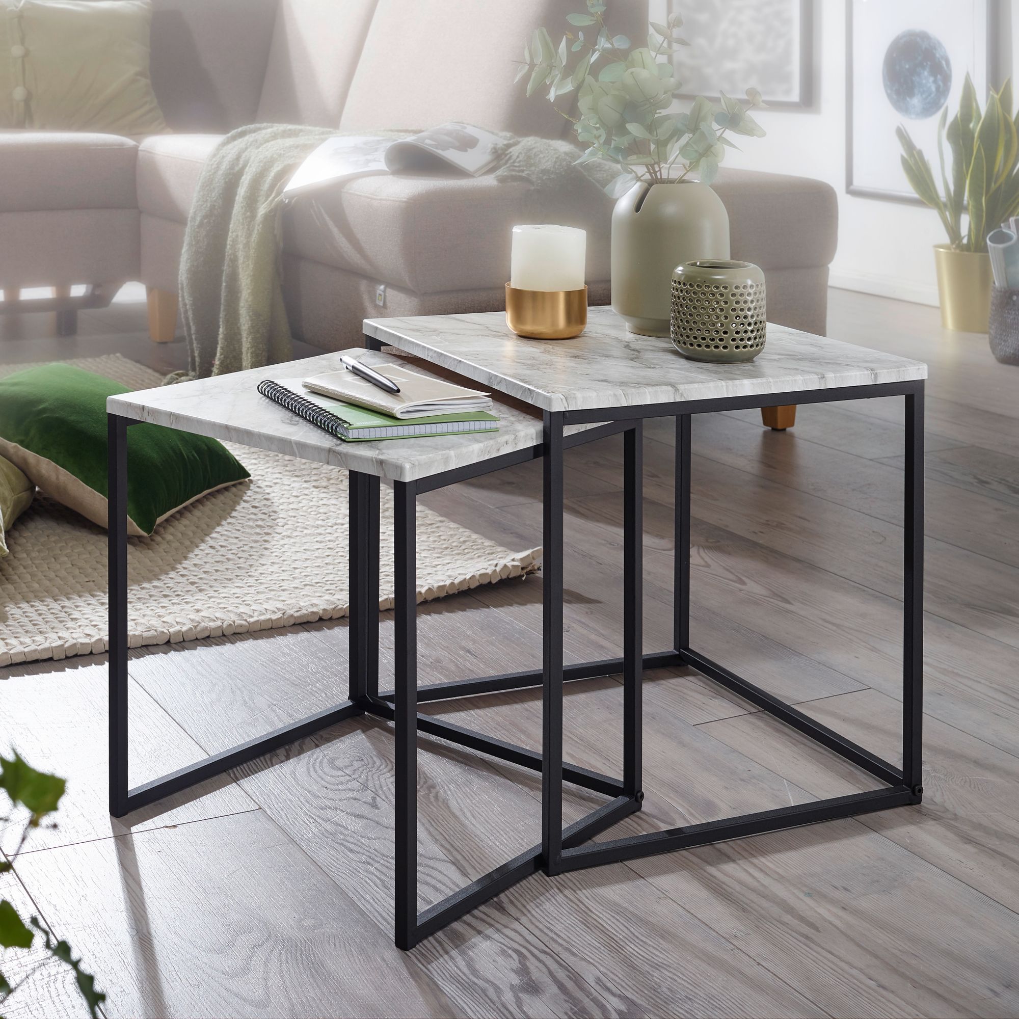 KADIMA DESIGN Marmor-Optik Beistelltisch Set, moderne Wohnzimmermöbel, robustes Metallgestell, 40x42,5x40 cm und 35x39,5x35 cm.