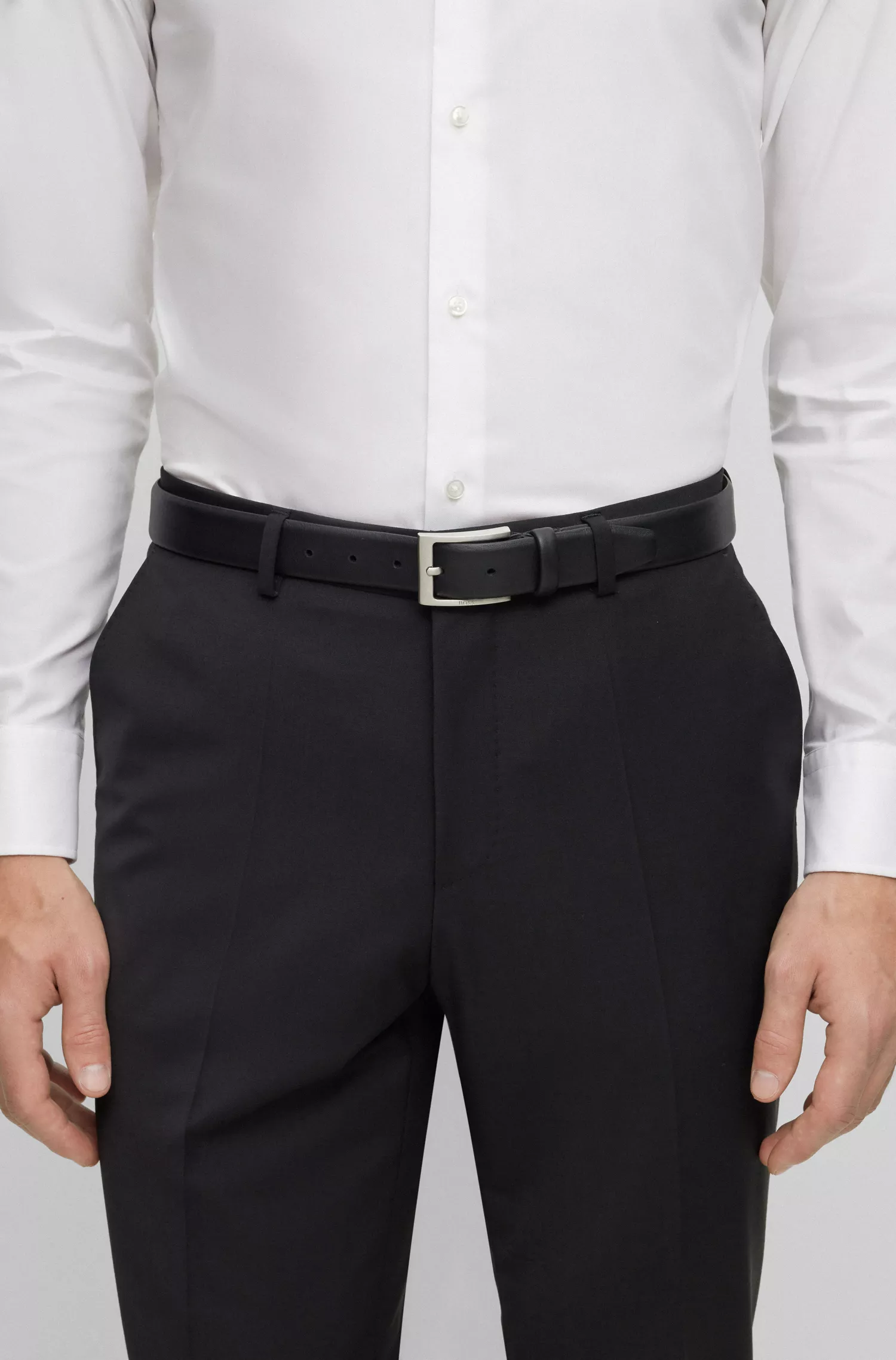 Cinto BOSS em couro napa preto com fivela da marca.