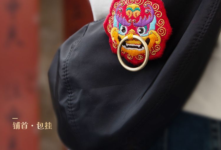 Embroidery Kingdom - DIY borduurpakket met leeuwenamulet