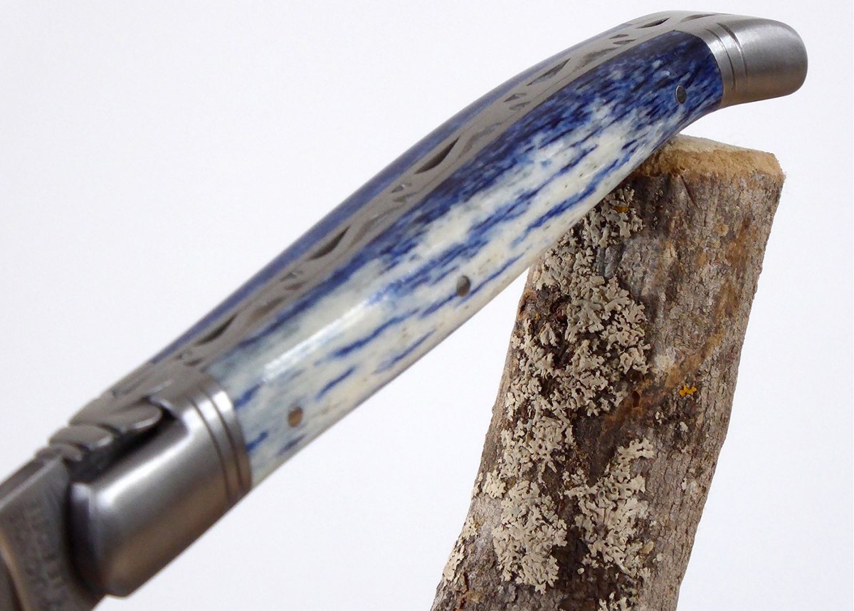 Couteau Laguiole avec un manche en Os de girafe teinté bleu
