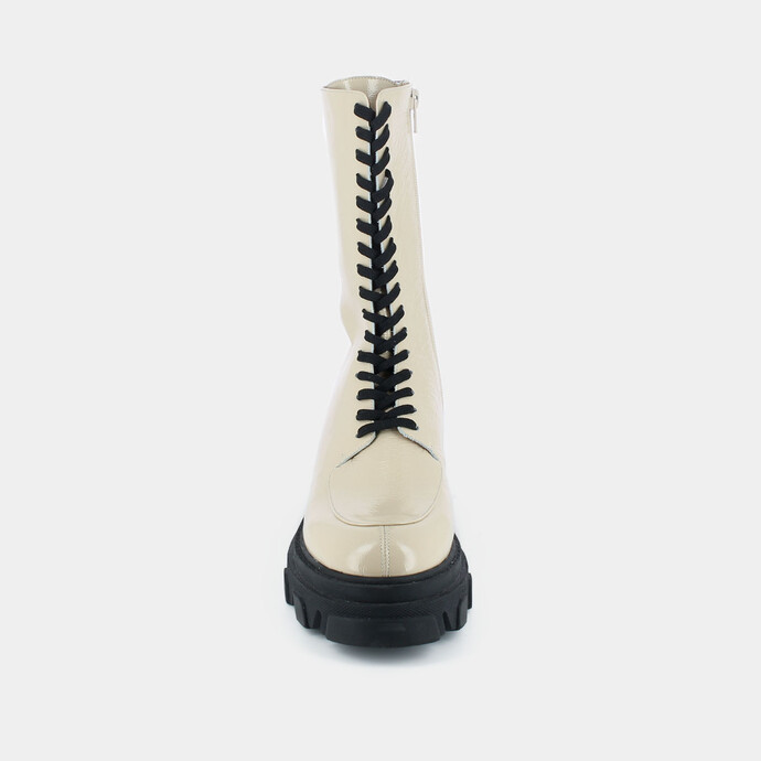 Bottines à lacets et semelle crantée  en cuir vernis beige