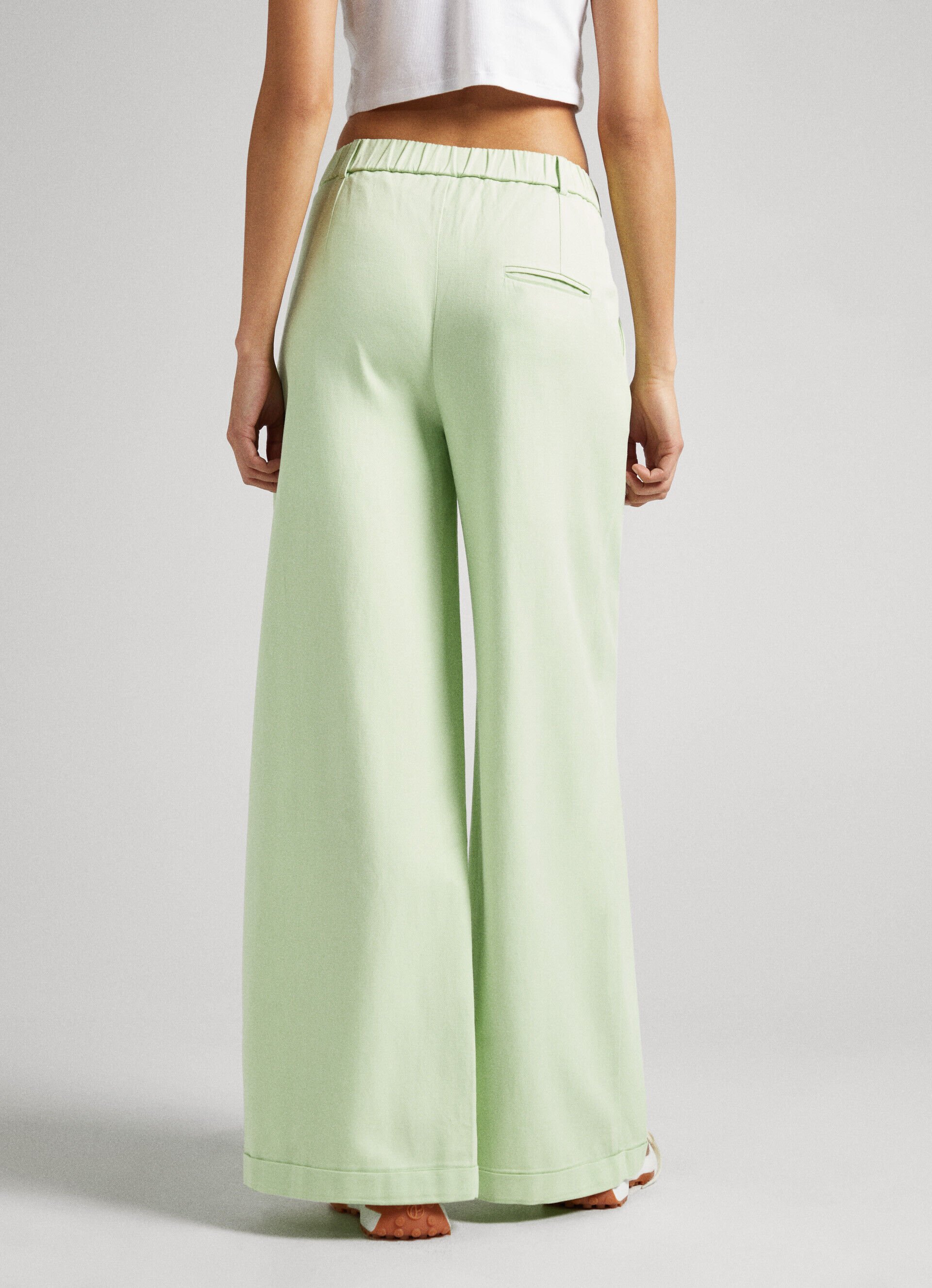 Calça palazzo em sarja elástica - verde claro