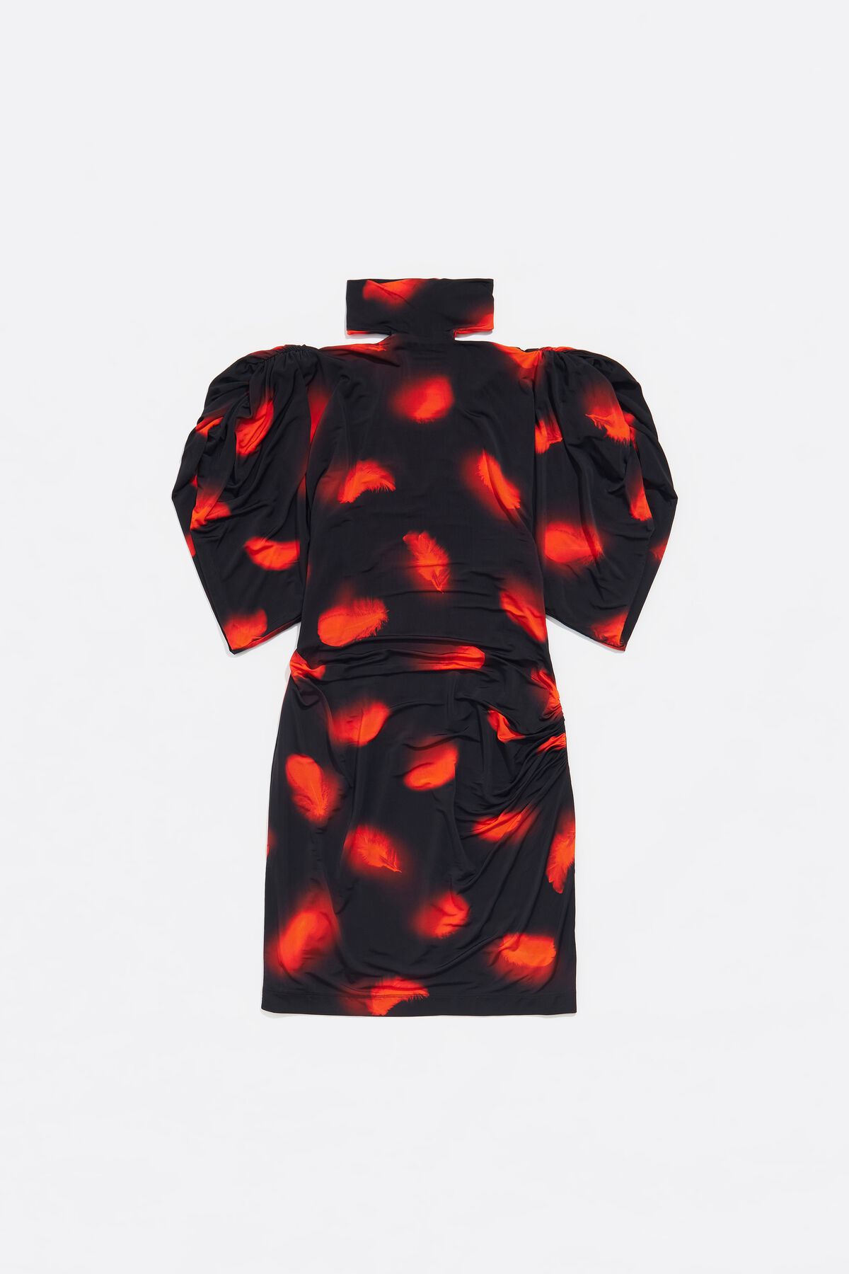Vestido curto vermelho com ombros à mostra e penas