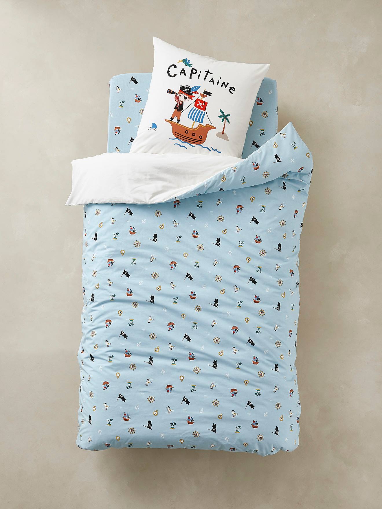 Conjunto infantil de capa de edredom e fronha, Piratas, branco claro liso com estampas.