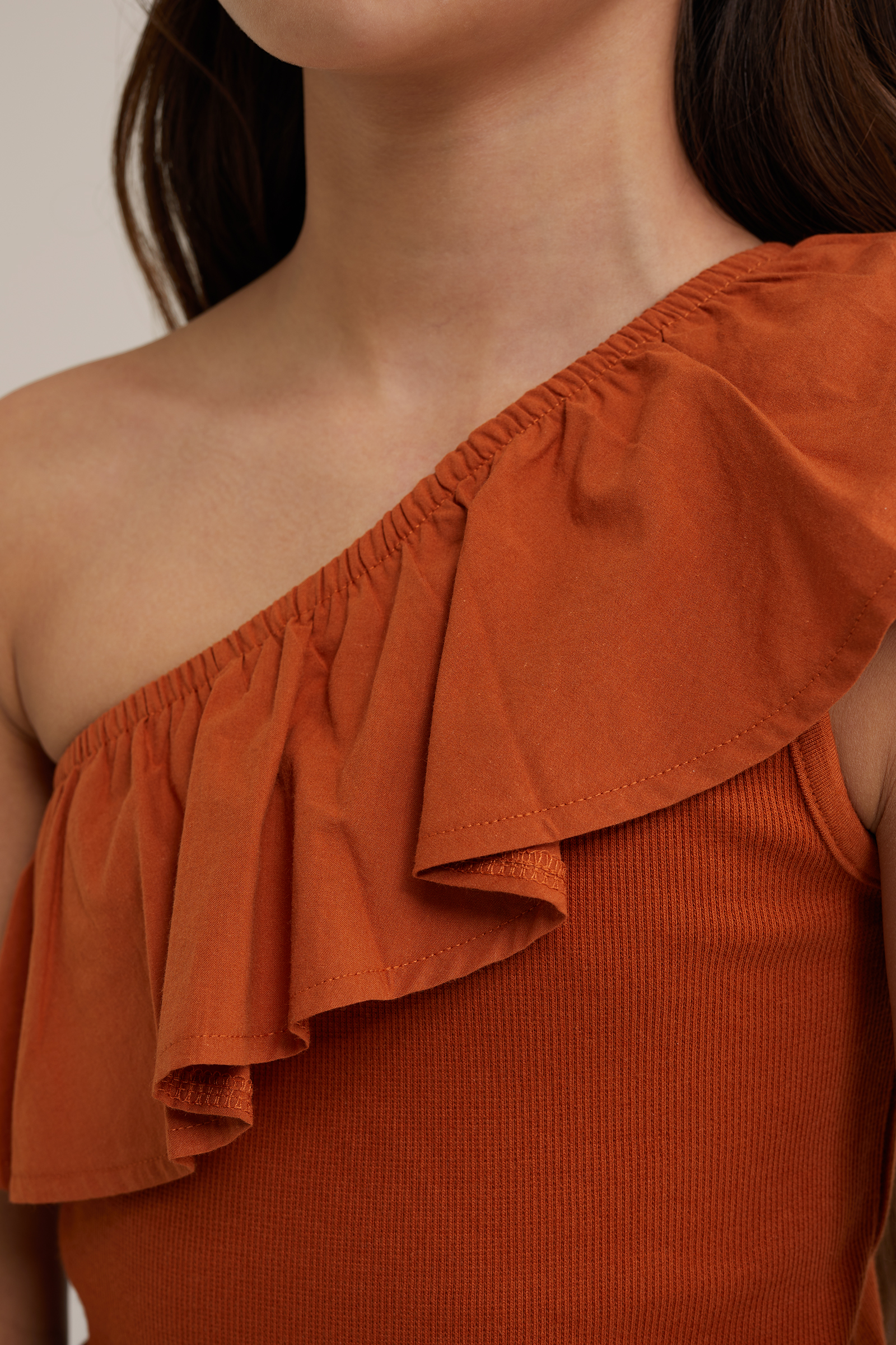 Meisjes one-shoulder top met ribstructuur WE Fashion Roestbruin
