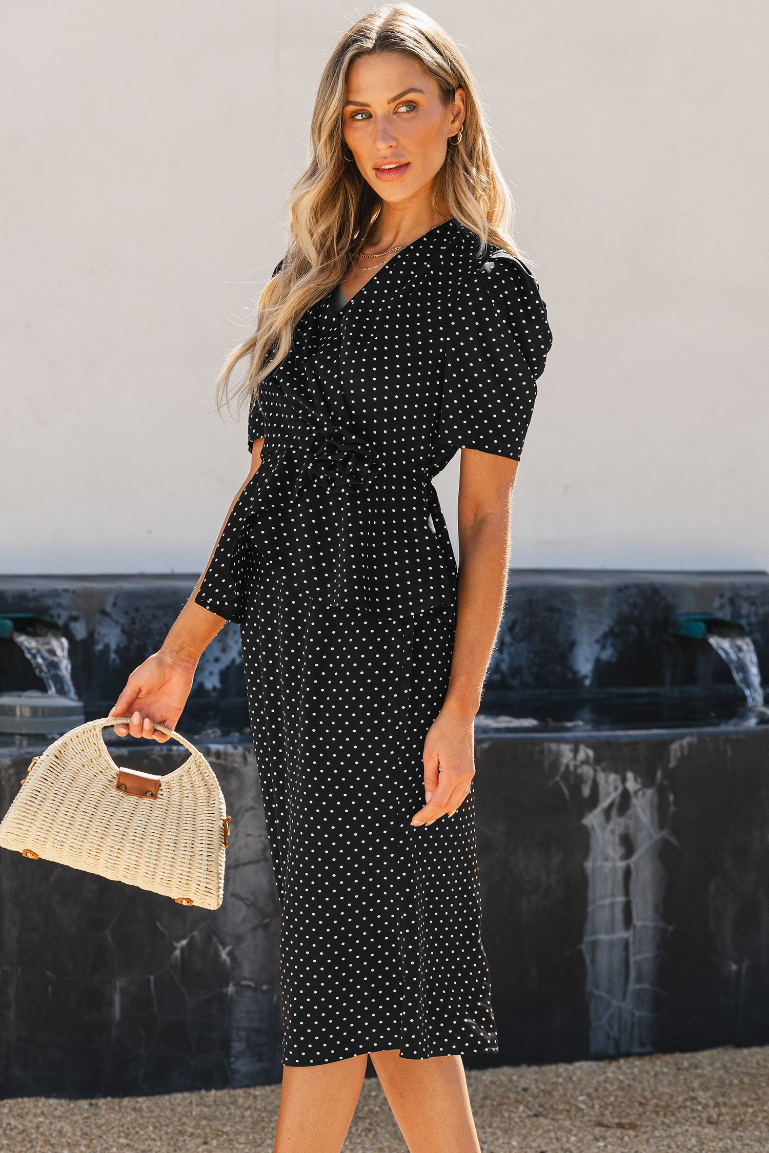 Blouse à péplum et pois et jupe midi noires