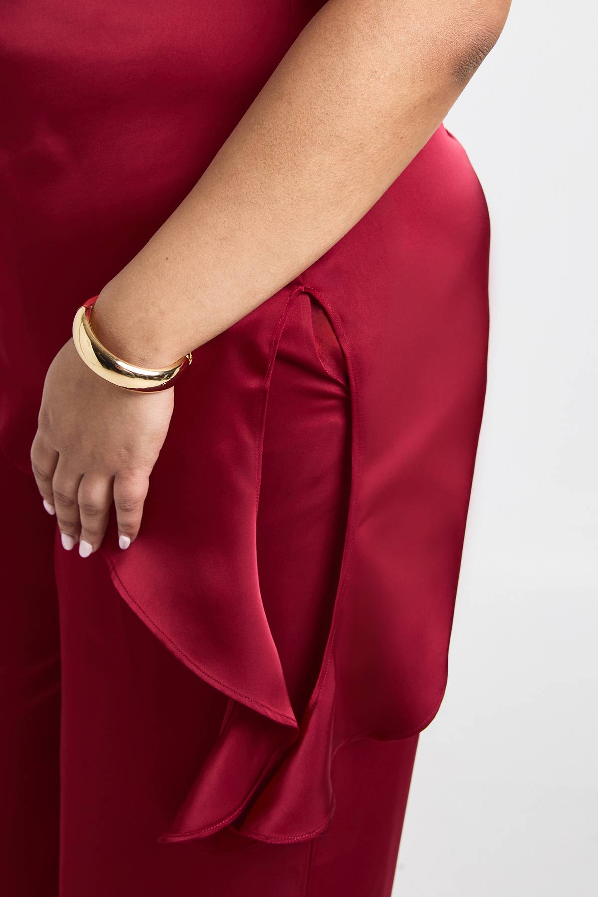 boohoo Haut Grande Taille En Satin Col Bénitier Ourlet Asymétrique