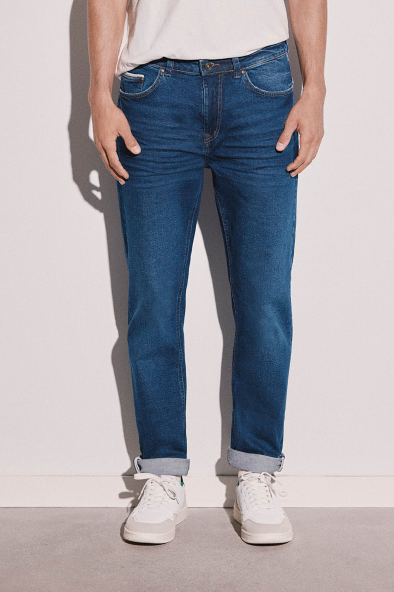 calça jeans normal de lavagem escura
