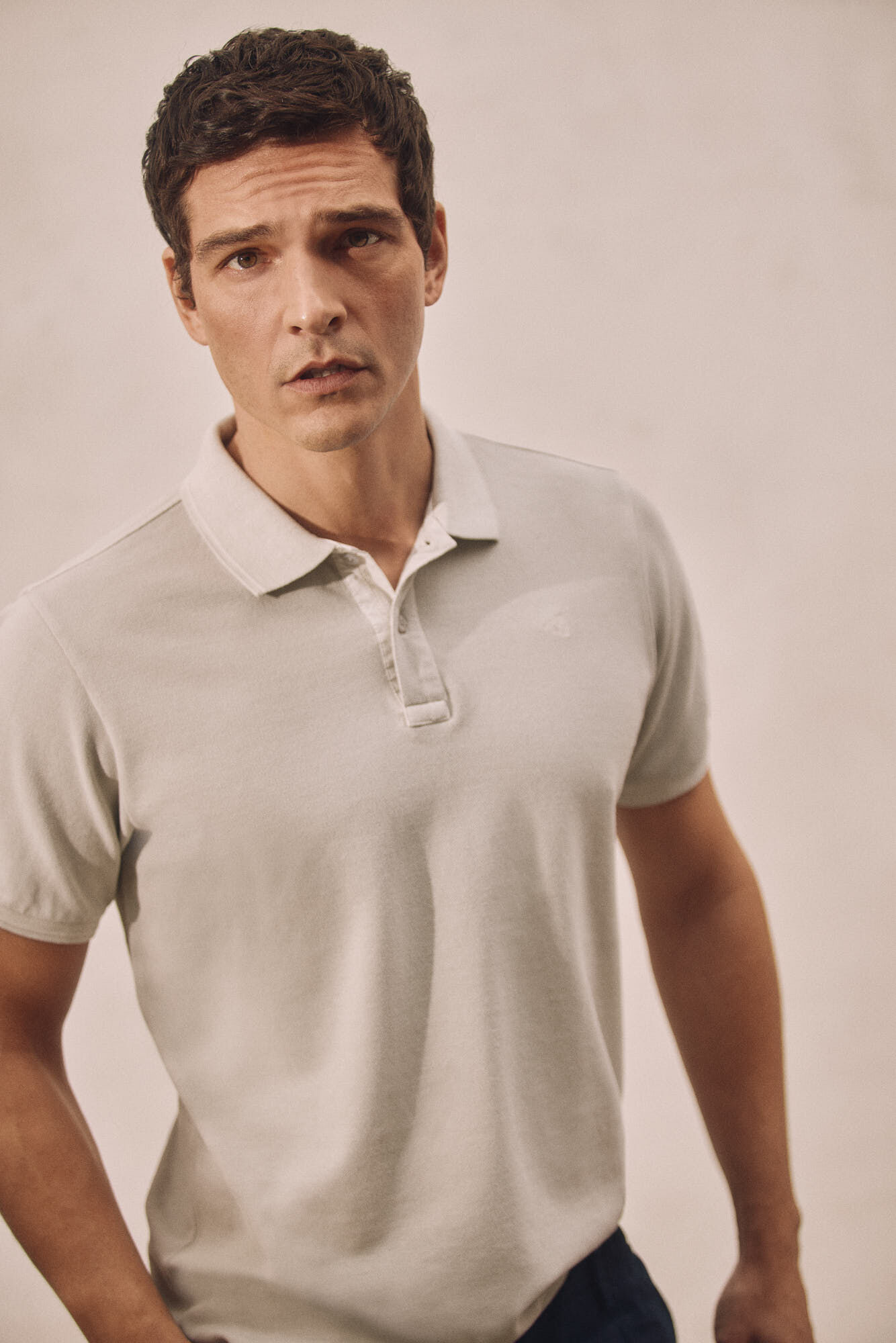 Camisa polo, piqué lavado, avião bordado - Cinza