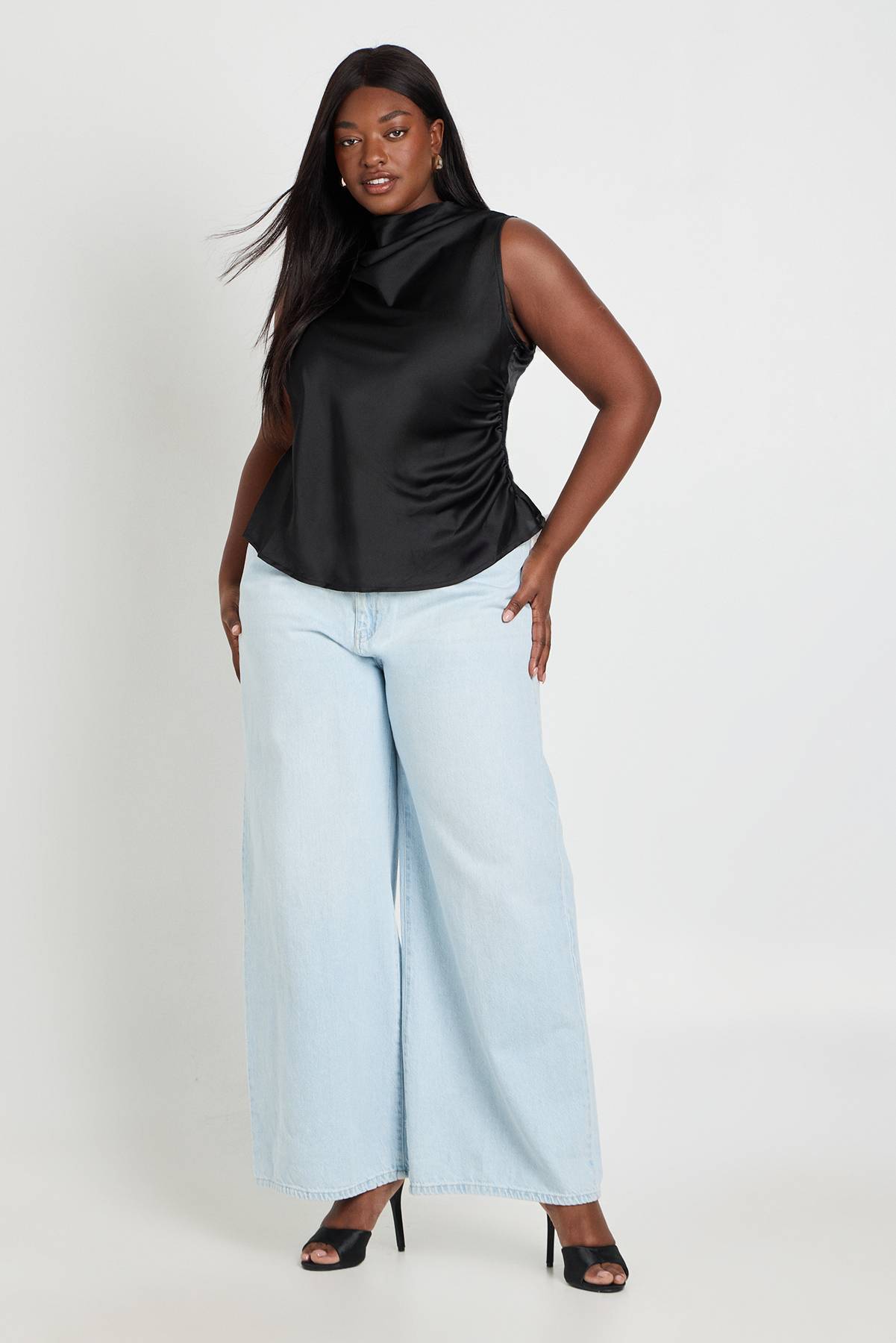 boohoo Haut Grande Taille En Satin Drapé Avec Détail Froncé Sur Le Côté
