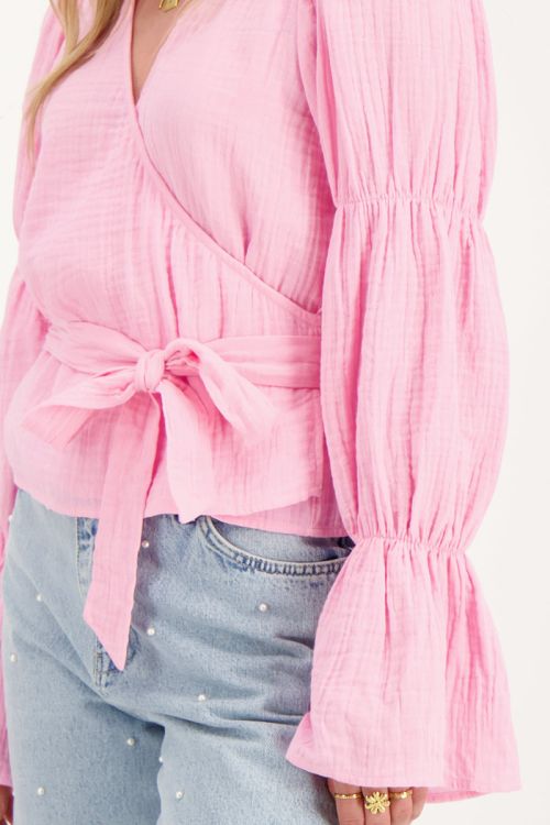 Roze blouse met wijde mouwen en strik