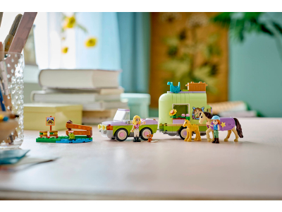 LEGO Trailer met paard en veulen (42695)