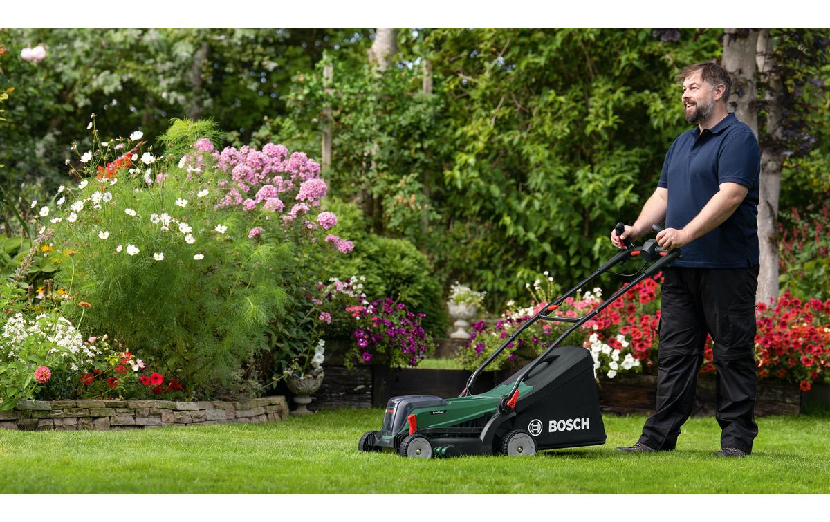 Akku-Rasenmäher UniversalRotak 2x18V-37-550 Kit (2 x 4.0Ah)<br>Kraftvolles Mähen und bequeme Grasschnittsammlung für mittelgrosse bis grössere Rasenflächen