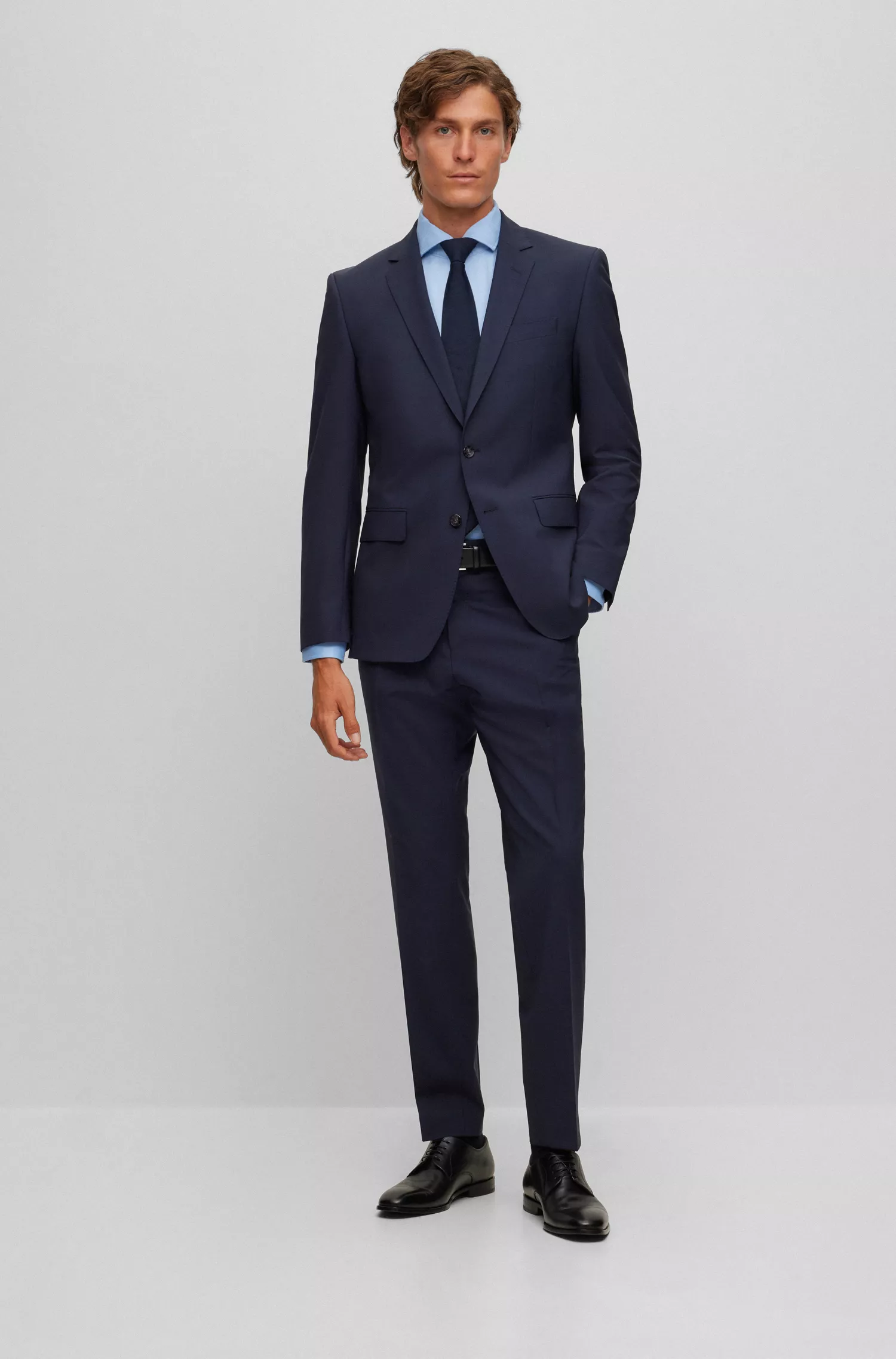 Terno BOSS preto, corte slim, em lã virgem elástica.