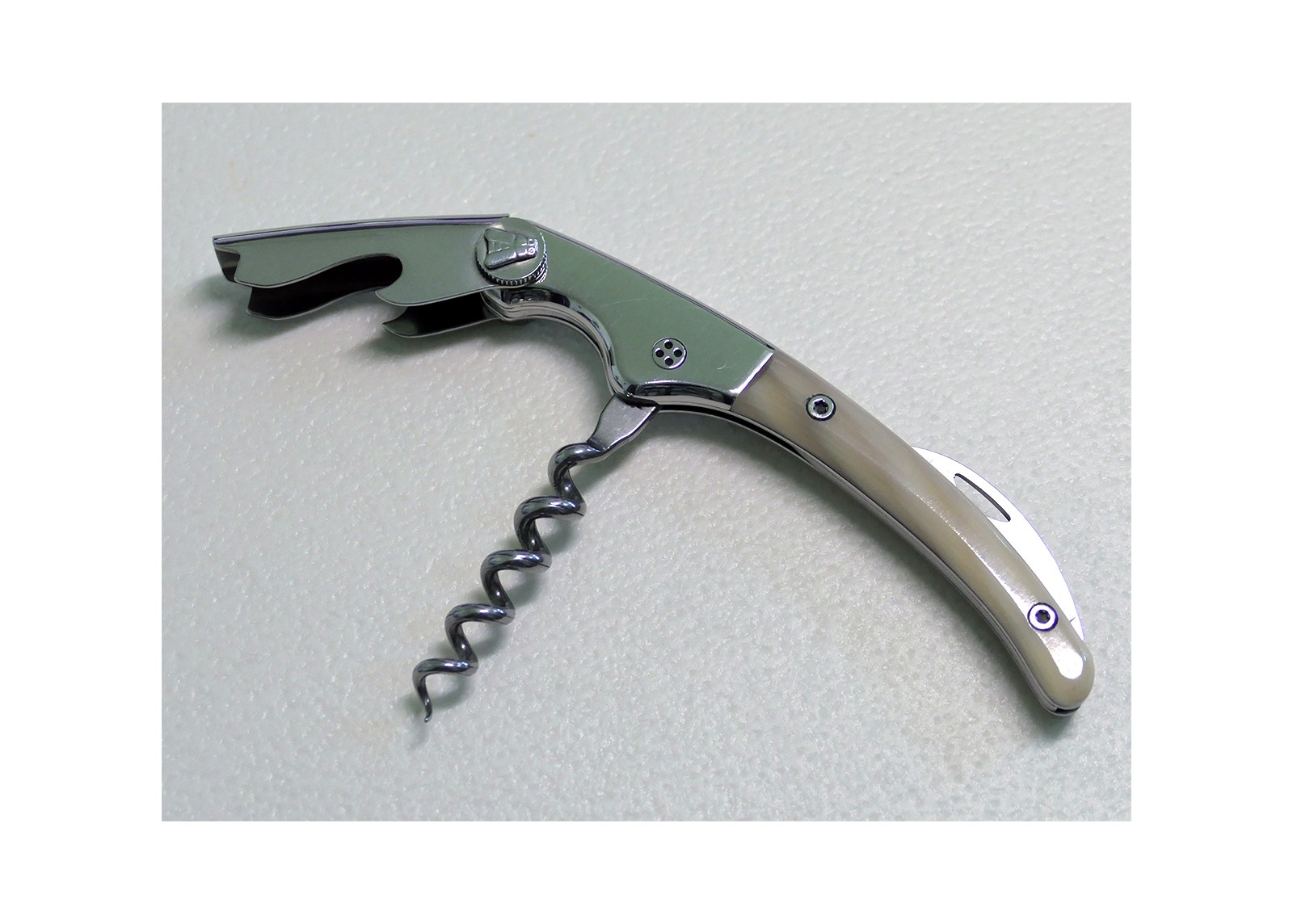 Sommelier Laguiole avec un manche en Corne Blonde et mitre inox