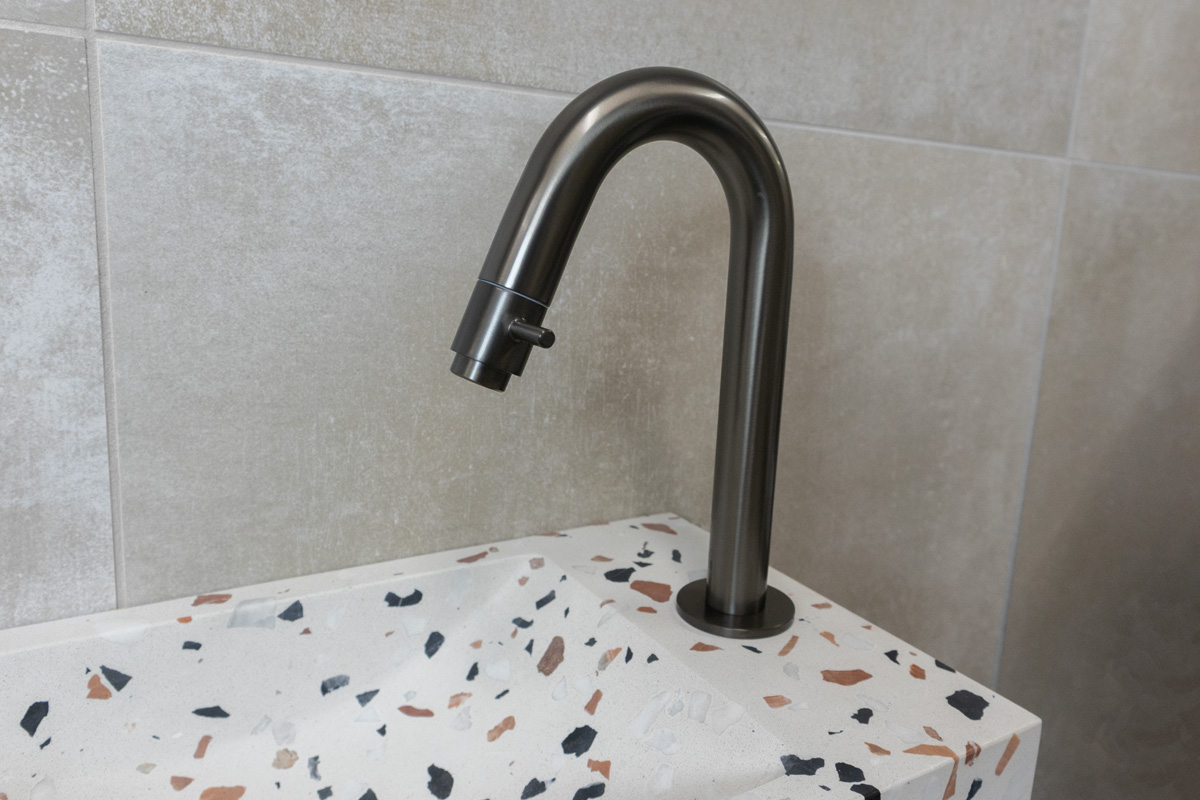 Saniclear Terrazzo fonteinset met gebogen kraan in gunmetal