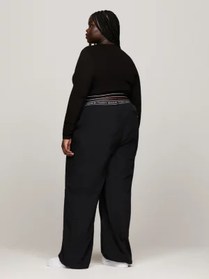 Top cropped super curto com recorte de fita com logo