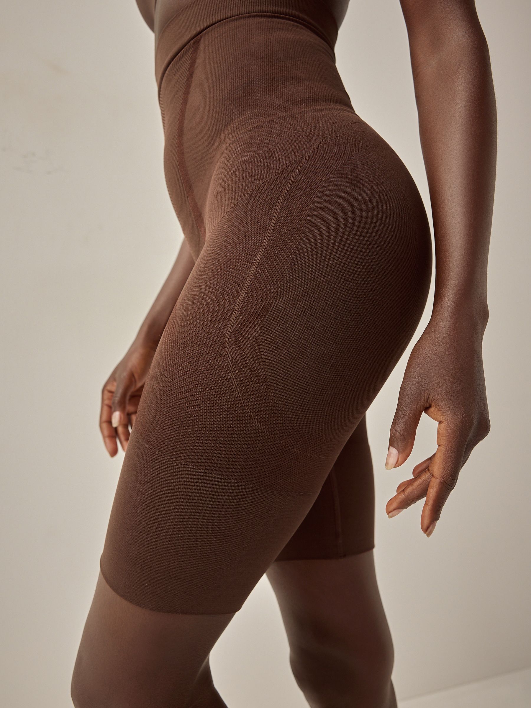 Chocolade nude - Vormgevende naadloze slip voor gladdere dijen met stevige buikcorrectie