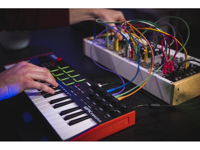 Akai Keyboard Controller MPK Mini Plus Controller für volle, kreative Kontrolle
