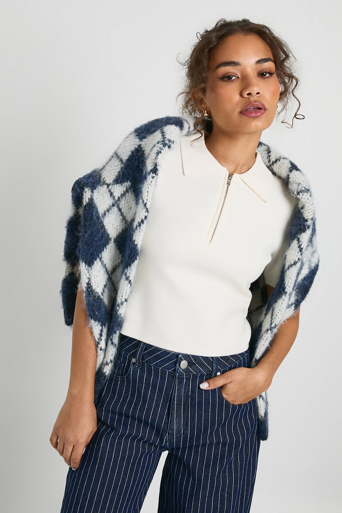 boohoo Haut court en maille compacte à col zippé et manches courtes