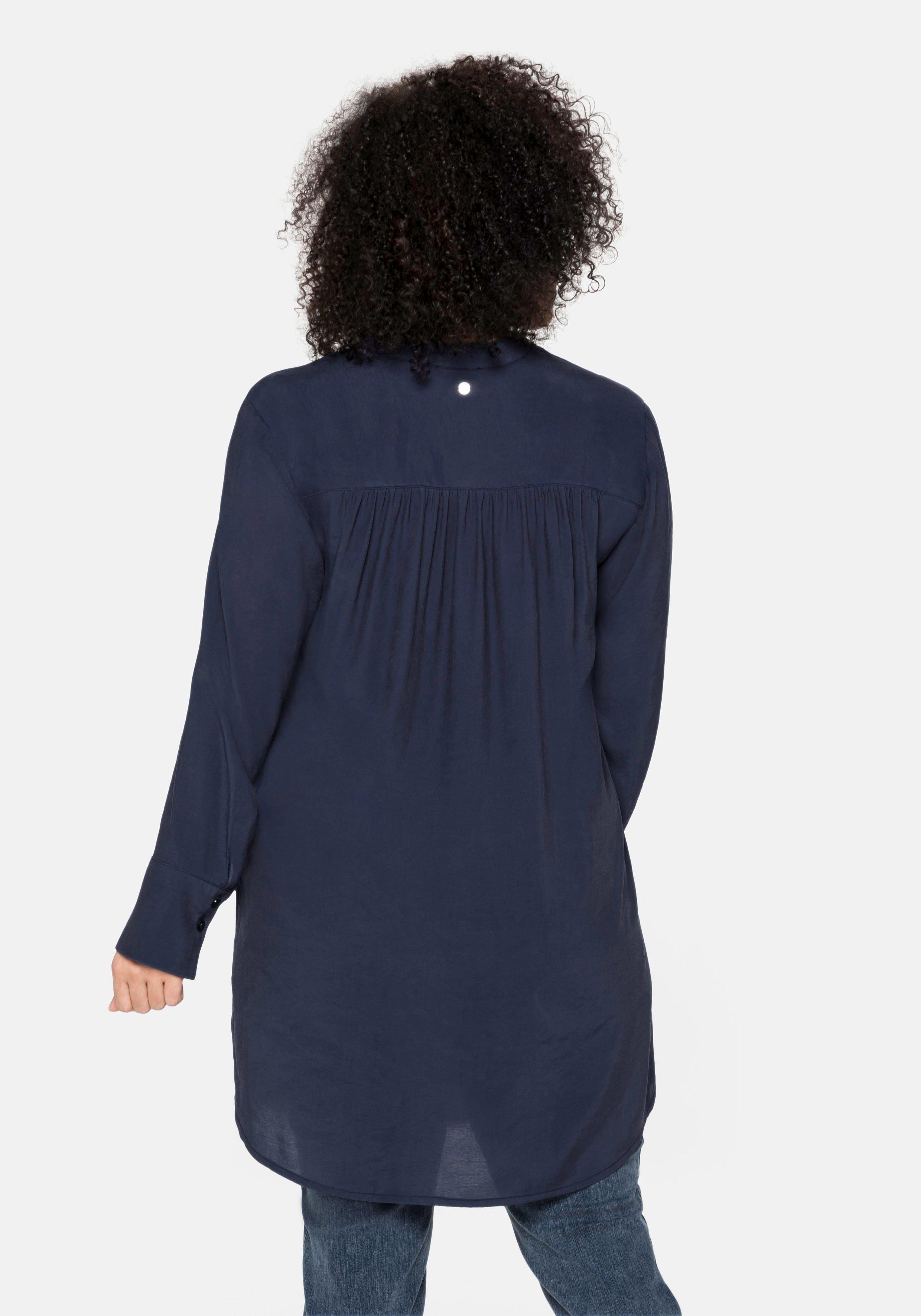 Longbluse mit Stehkragen und  Passe hinten