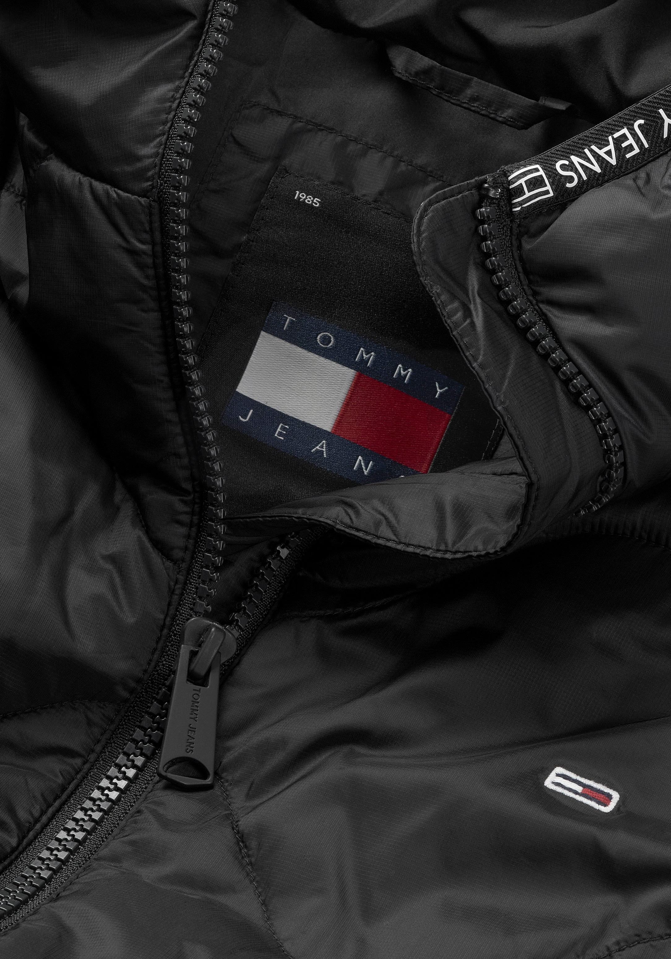 Tommy Jeans Curve Steppjacke »TJW QUILTED TAPE HOOD PUFFER EXT« mitKapuze mit Logostickerei