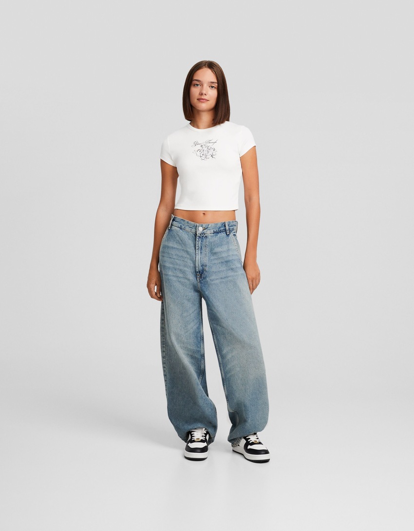 calça jeans estilo skater com efeito desbotado