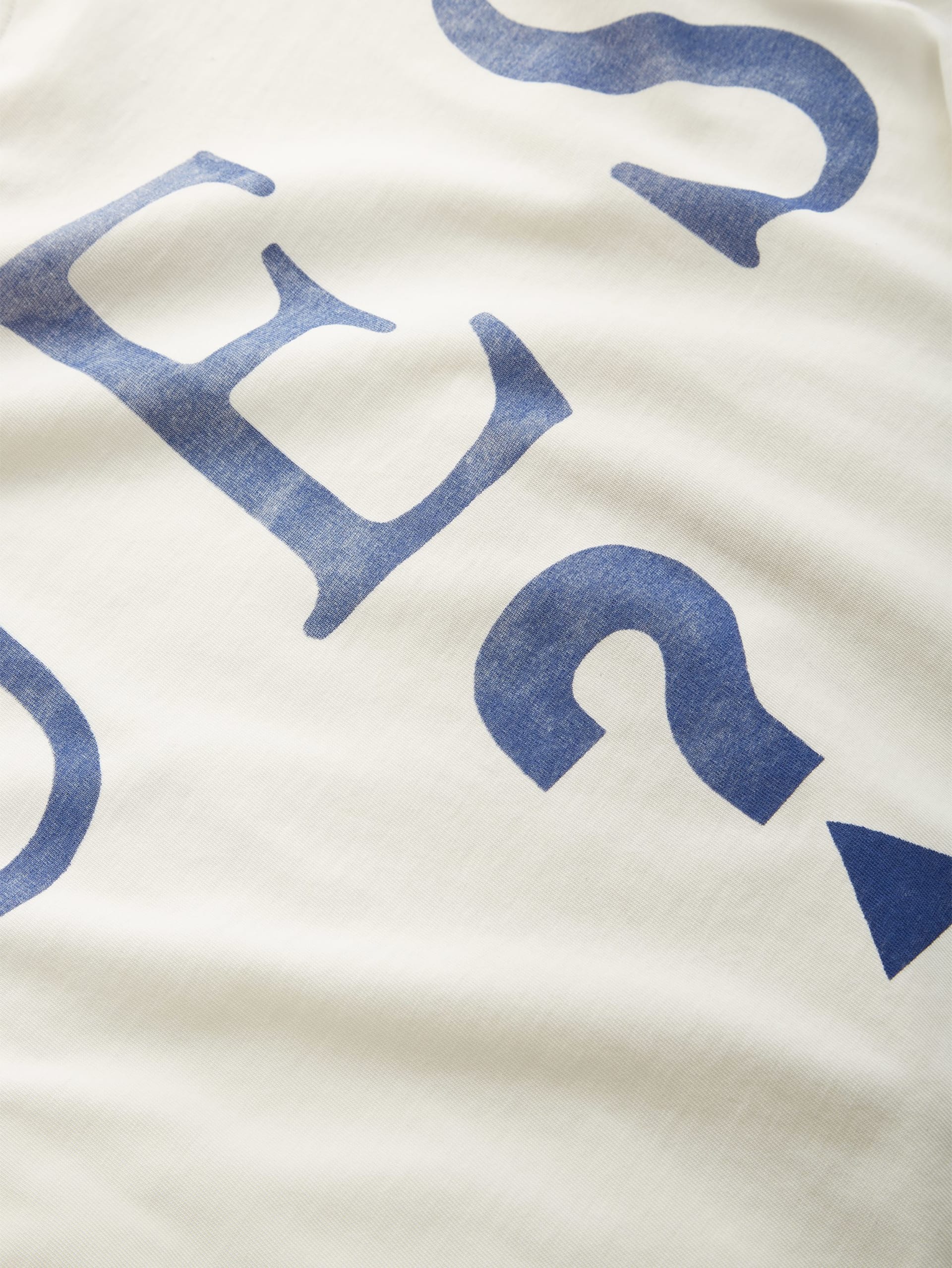 camiseta com logo grande