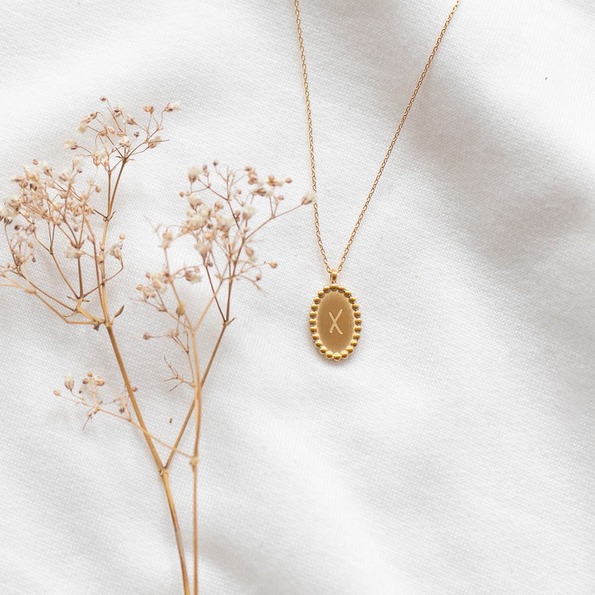 Collier médaillon gravé lettre alphabet