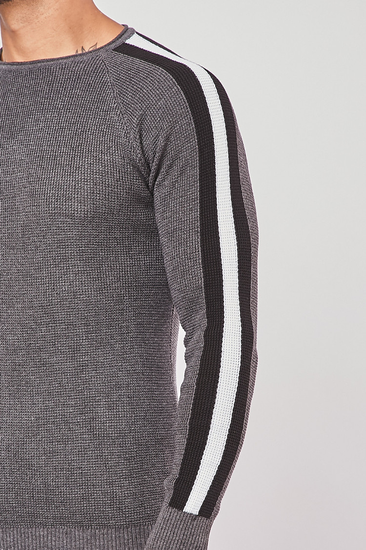 Pull gris foncé à bandes