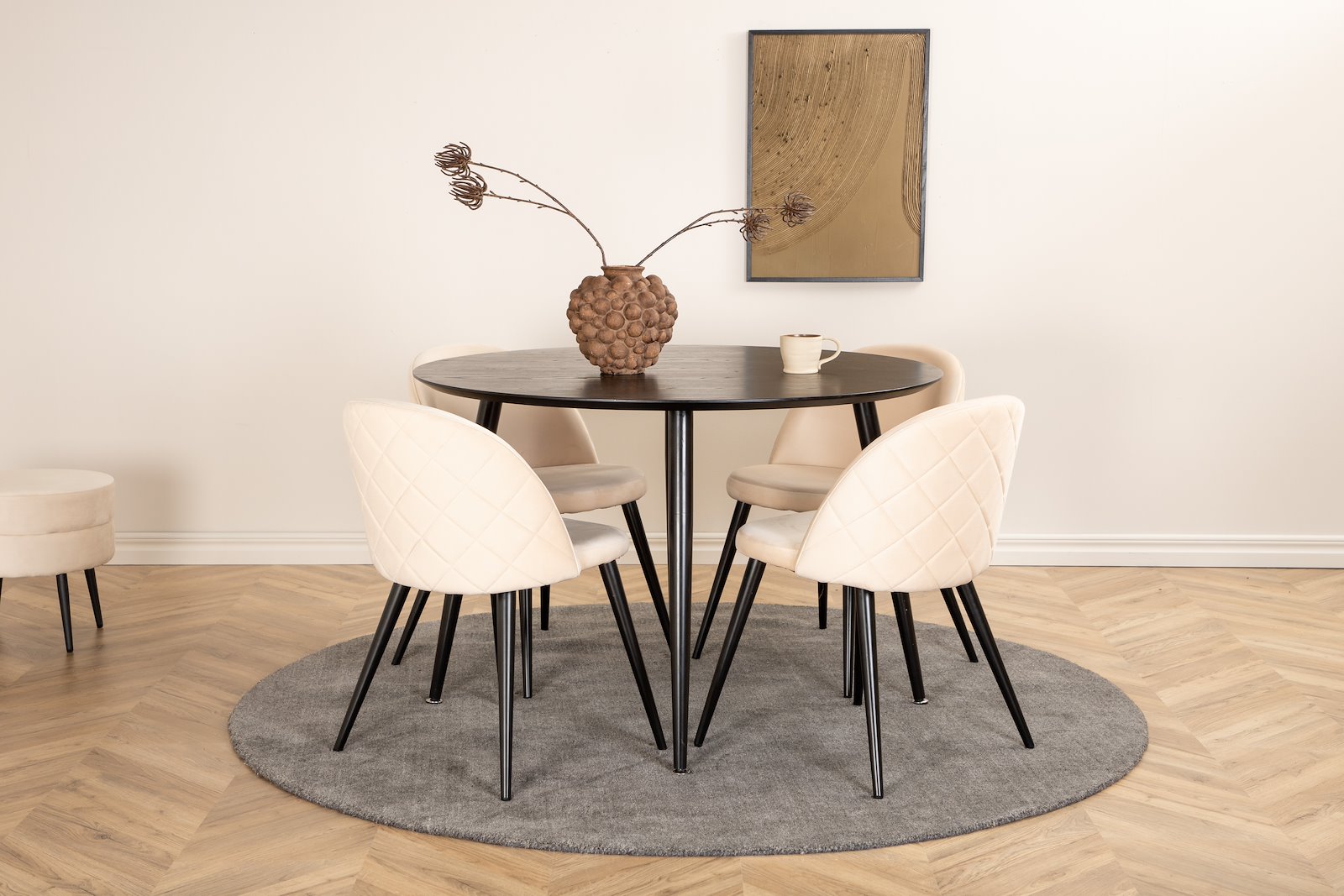 Dipp og Velvet Spisegruppe Dipp rundt spisebord ø115cm i sort finér med 4 stk. Velvet spisestoler i Beige og sorte ben.