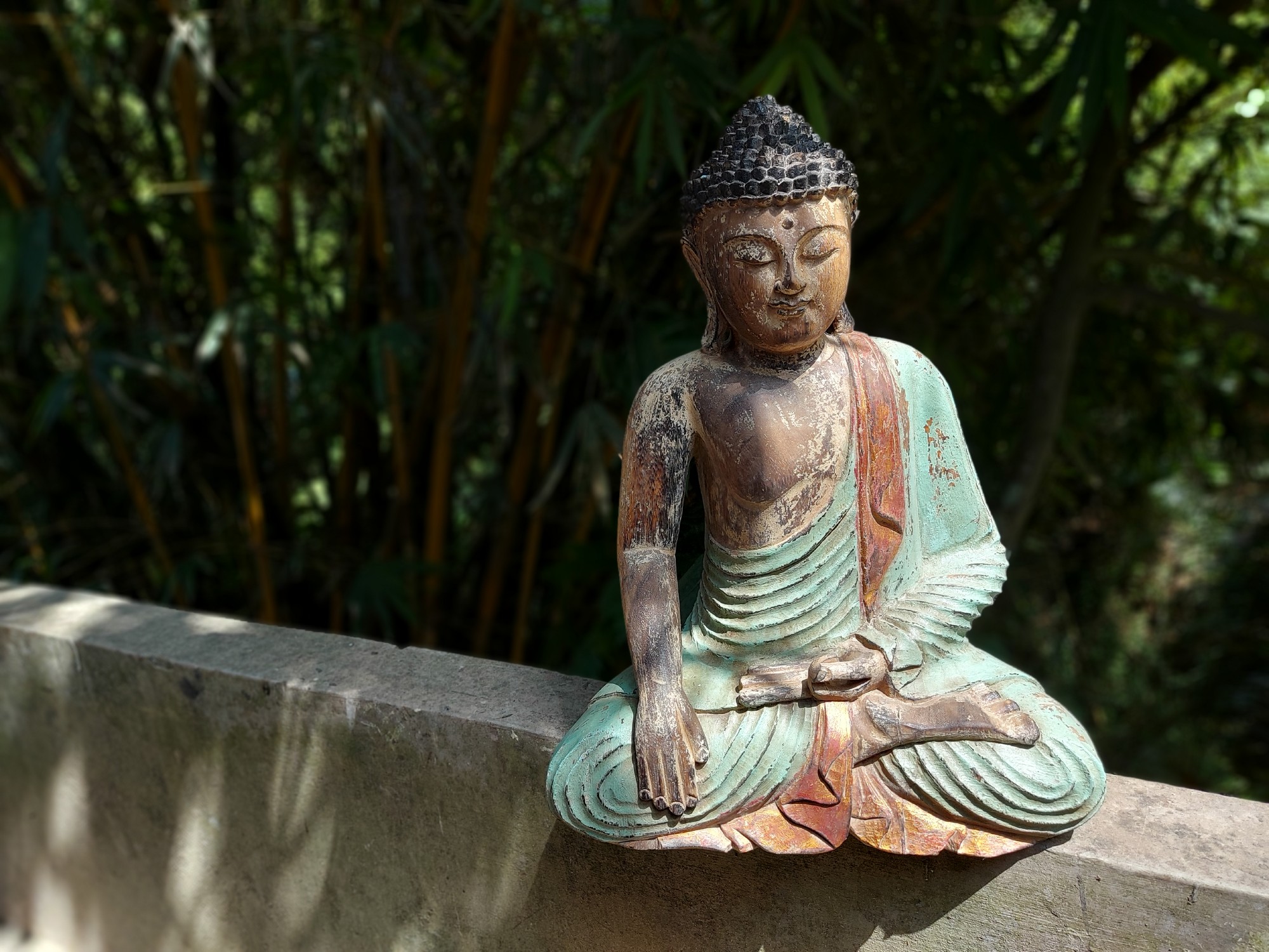 Holz-Skulptur 'Buddha sitzend', grün, gold, B 42 cm, H 52 cm, T 17 cm von fischer's lagerhaus