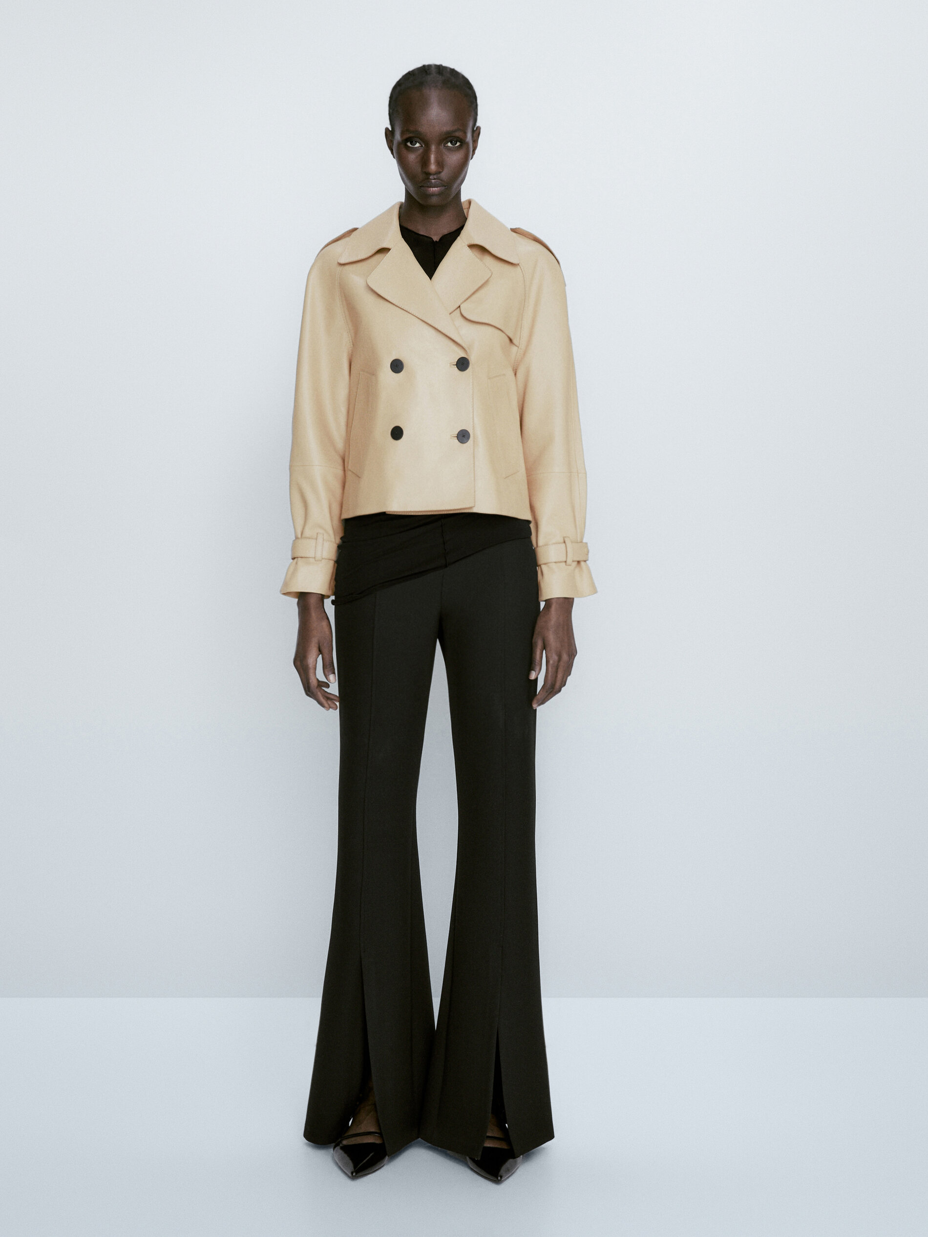 Jaqueta cropped de couro estilo trench coat - BEGE