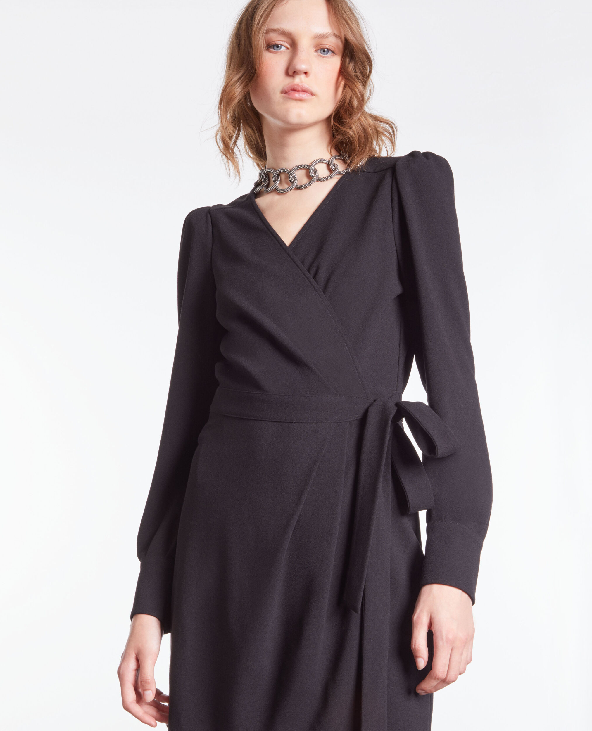 Robe portefeuille courte noire en crêpe