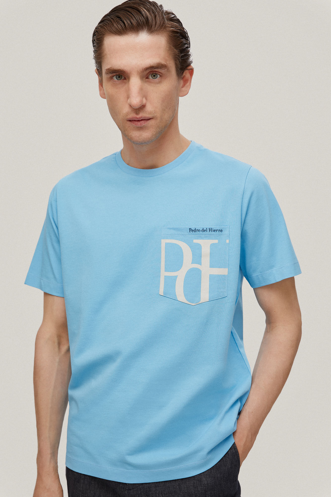 Camiseta com bolso e logo - Azul