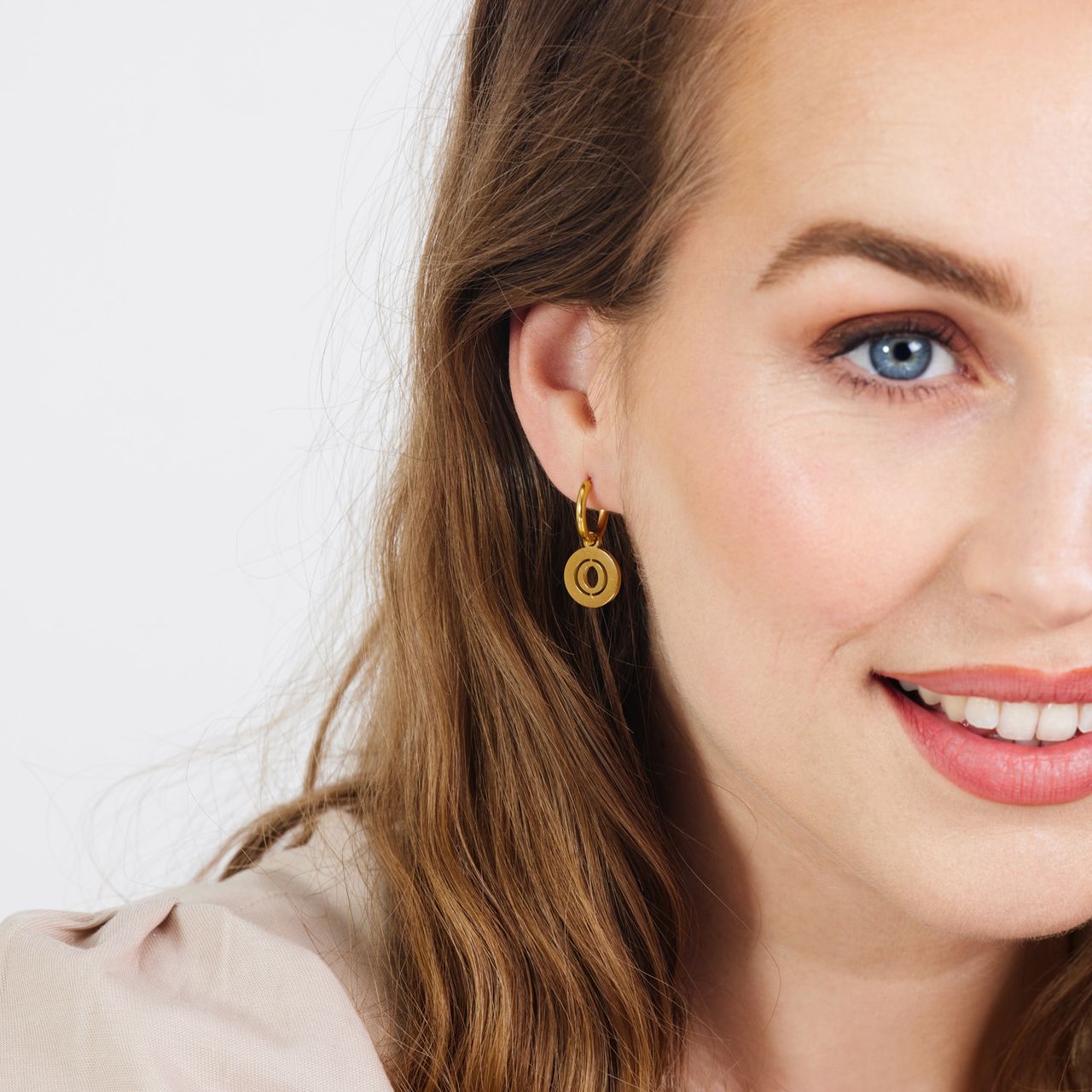 Stalen goldplated oorbellen met letter - O